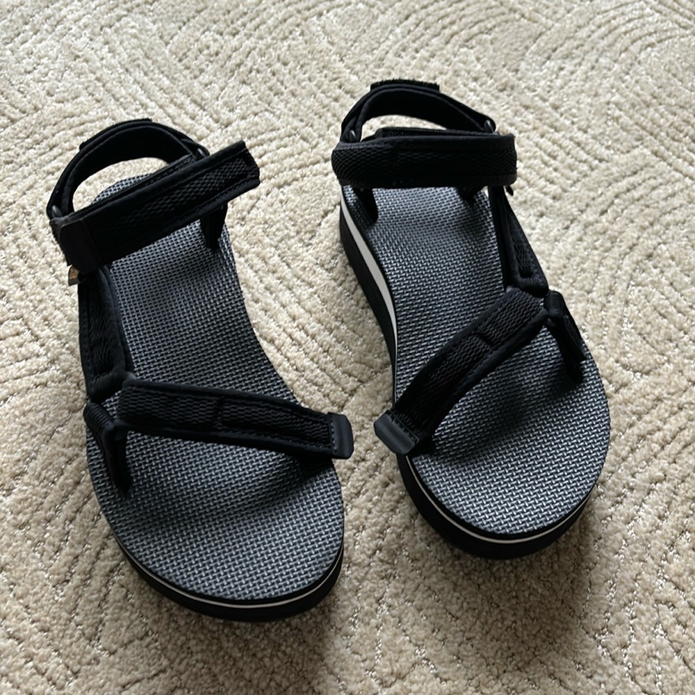 Teva Flatform Sandsls Size 8